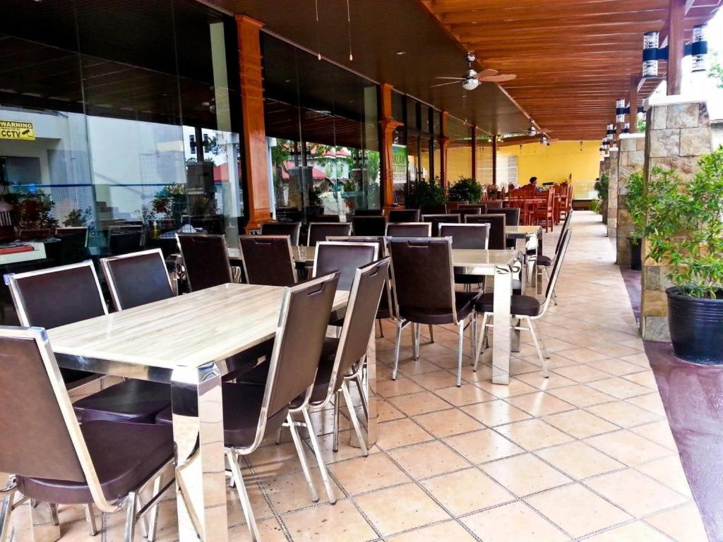 The Premiere Business Hotel Kalibo Bagian luar foto
